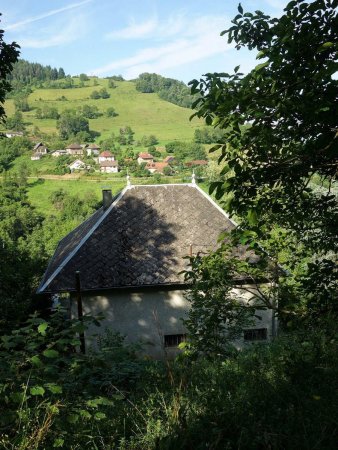 Le Molard vu en montant à Saint-Jean-le-Vieux