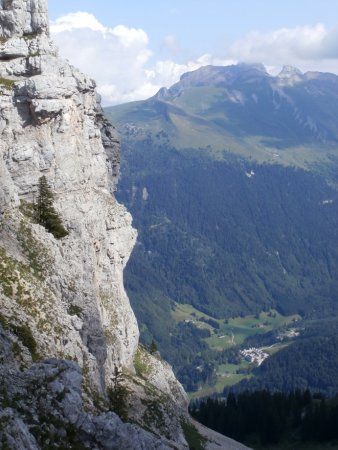 La chartreuse du Reposoir et la pointe d’Areu.