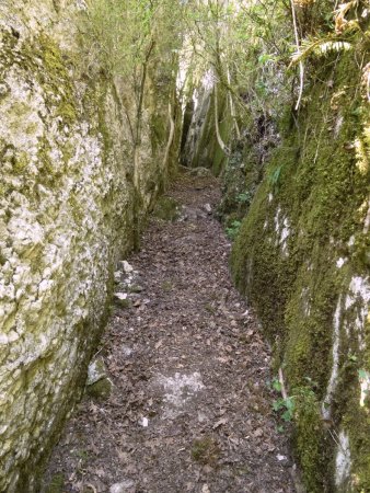 Entrée dans la faille de Rochetaillée.