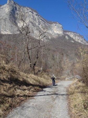 En chemin vers le Château de Montfort