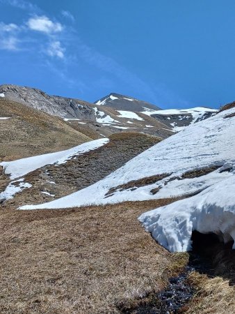 La descente vers l’héliport, en haut la Tête pointue de Paneyron