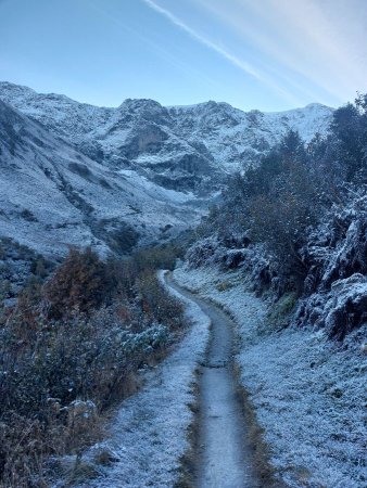 montée depuis les Prioux vers le cirque des nants. Le givre est au rendez vous