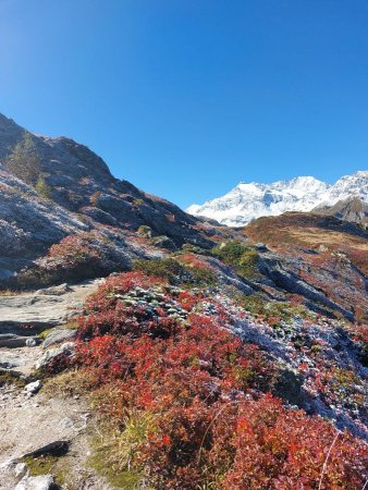 le sentier balcon vers le lac du Clou