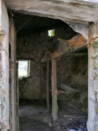 Cabane de Valbonnette. A peine en meilleur état que les ruines du hameau.