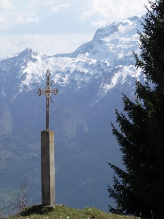 On repasse devant la croix de l’Annexion.