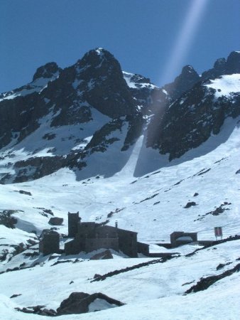 Vue sur le refuge en remontant