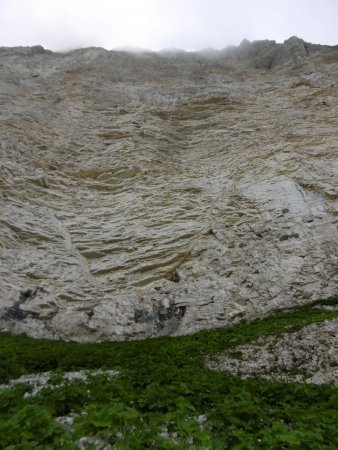 Au pied des immenses falaises.