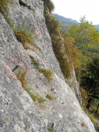 Un spit et une barre pour sécuriser le passage