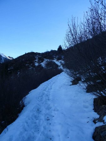 Après le refuge chemin glacé, crampons obligatoire pour la suite tjs à l’ombre toute la journée