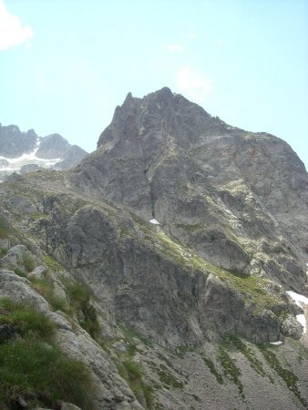 Le Caïre Cabri et en arrière-plan à gauche, les pentes enneigées du Mont du Grand Capelet