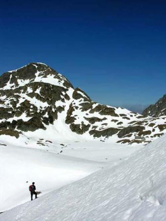 Retour sur l’itinéraire de montée , au fond à droite le refuge de la Pra