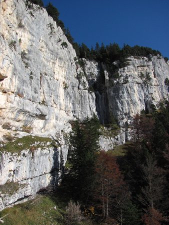 Sentier sous la falaise.