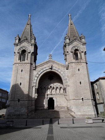 La basilique vue de l’esplanade.