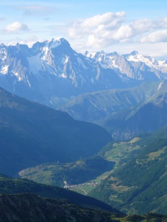 La Thuile et les Grandes Jorasses depuis le sommet des Dents Rouges.