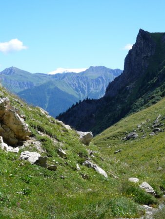 Montée le long du ruisseau du Boulissoir. Apparition des glaciers de Vanoise tout au fond.