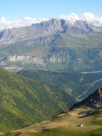 Vue du sommet sur le replat. Au fond, l’aiguille du Grand Fond et la pointe de Presset.