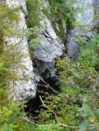 Gouffre sur le sentier de la Glacière.