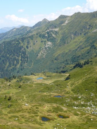 Depuis la crête, vue sur la combe nord-ouest et la chaîne du Grand Arc.