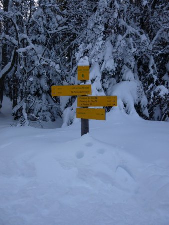 Panneau indicateur dans la neige à 10 minutes de la Croix