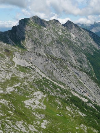 La montagne de Cotagne depuis le sommet. En bas, le chalet en ruines des Vorets.