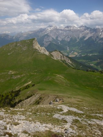 Descente du versant est jusqu’au col de Fouerous.