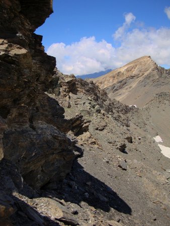 Départ au pied d’une paroi rocheuse pour la courte face est de la Pointe des Fours.