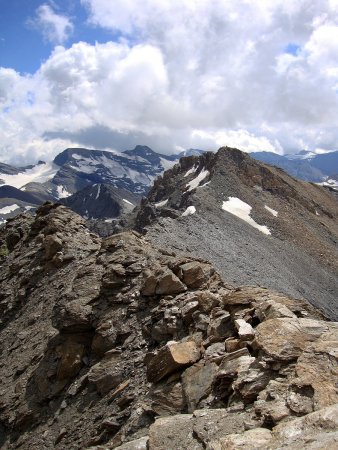 Sur la crête, au pied de l’arête sud de la Pointe de l’Arselle.