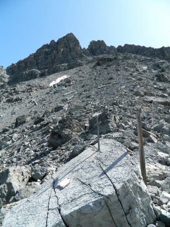 Du Col, vue vers le sommet. Les nombreux randonneurs sur l’itinéraire semblent «avalés» par l’immensité du pierrier.