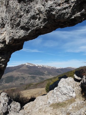 La pierre percée et la montagne de Conest