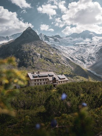 Le refuge «Berliner Hütte» avec la vue sur les glaciers