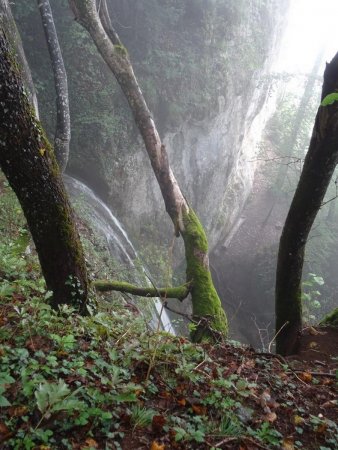 Au-dessus de la cascade de l’Oule