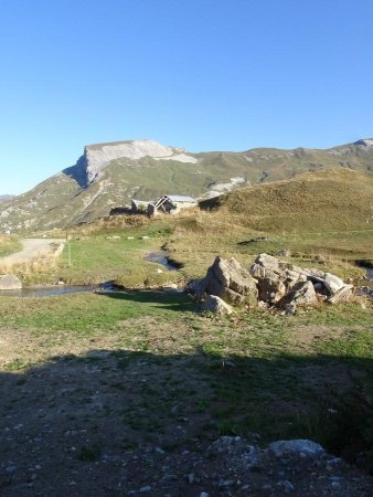 Chalet du Cormet et au fond le Rocher du Vent