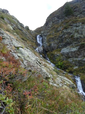 Résurgence du lac : cascade 