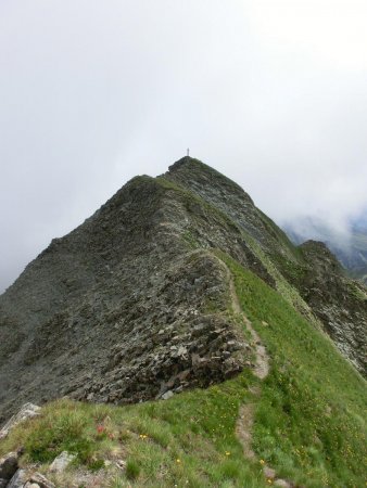 Vue arrière sur la crête après le sommet