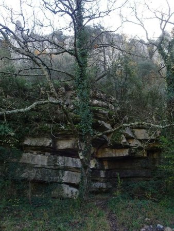 Au pied des rochers