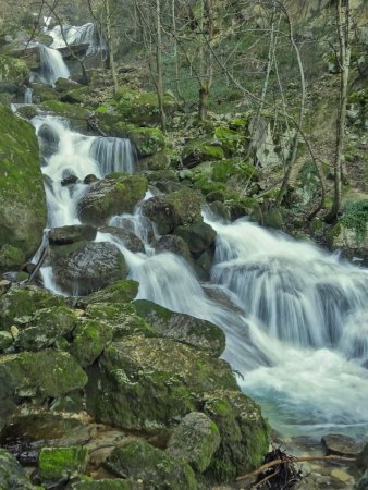 Les dernières cascades visibles avant que la rive droite du Furon ne soit infranchissable