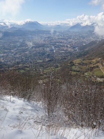 Ouverture sur Grenoble, depuis le chemin montant au Fort du Saint-Eynard