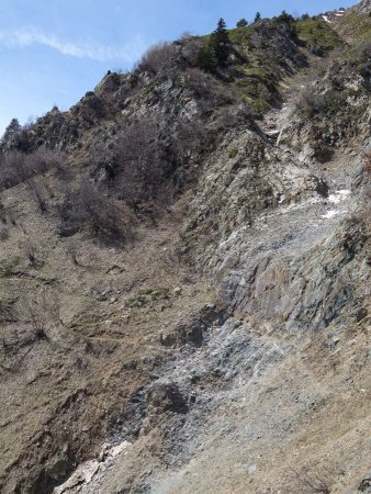 Traversée délicate d’un ravin érodé