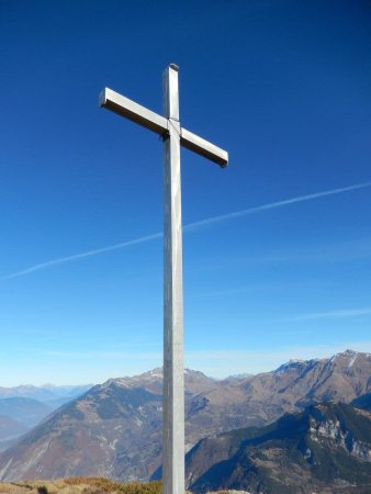 au sommet : la croix étincelante