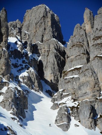 Le couloir de montée est emprunté par un skieur 