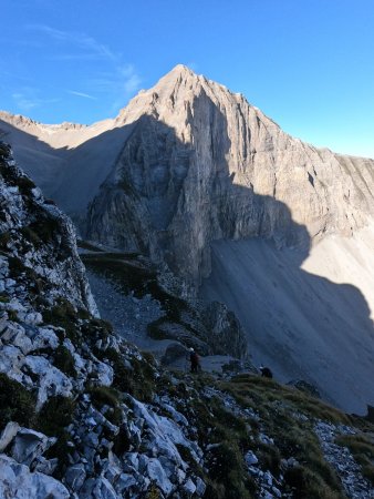 Descente austère sur fond de Rattier.