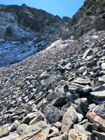 Le couloir d’accès à la crête démarre au niveau de la neige.