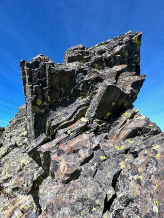 Dans le découpage de l’arête.