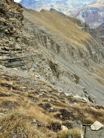 Viser à gauche le couloir d’éboulis 