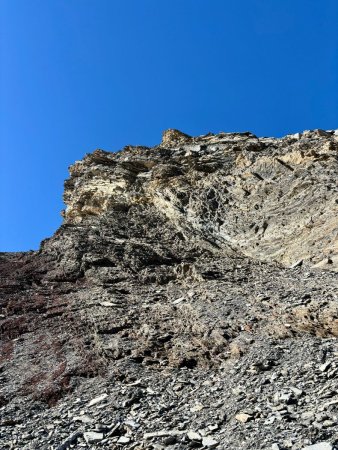 Sous les imposantes barres rocheuses du Germas 