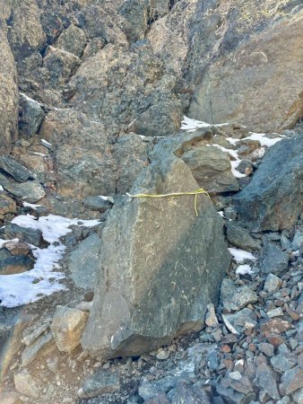 Quelques cordelettes sont installées le long du couloir 