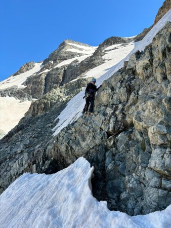 Dans le ressaut rocheux sous le passage du Bâton.