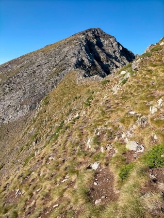 ...plus aérienne et exposée, des traces intermittentes et parallèles facilitent la progression