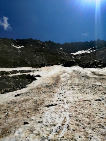 Névé raide pour rejoindre la rampe de traversée vers la Bocchetta dei Tre Signori (3102m)