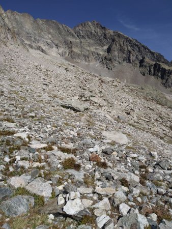 Au pied de la Tour Rouge en direction du lac du Salude